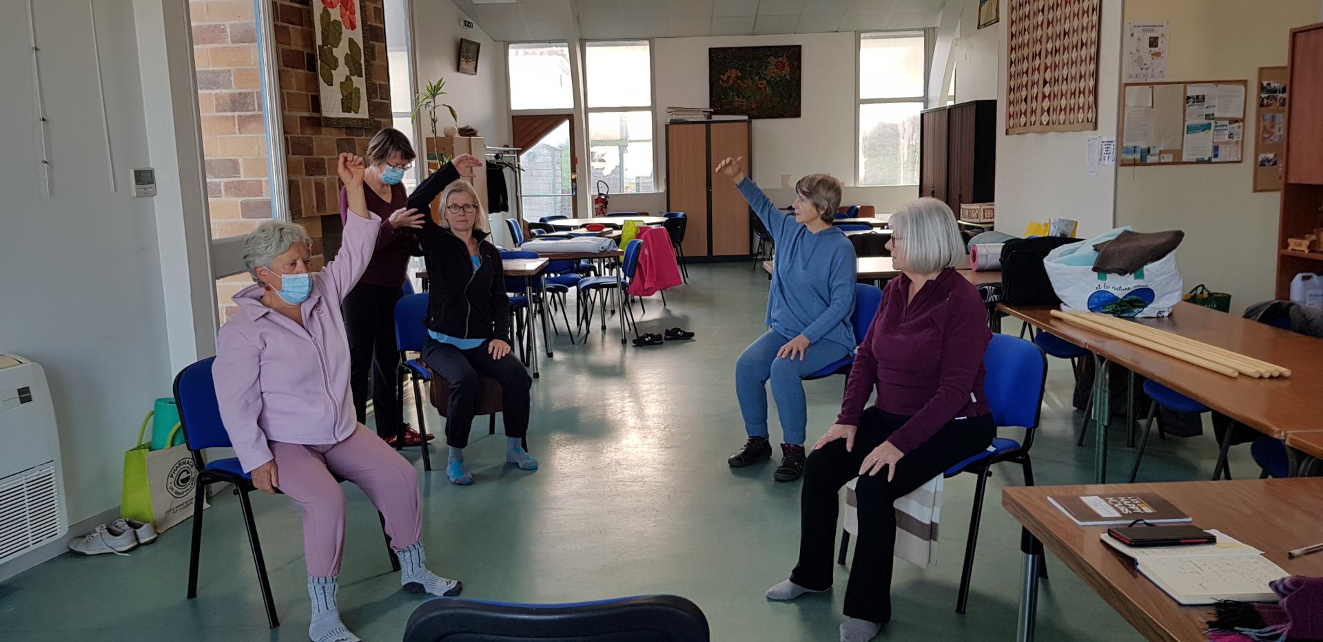 Image d'un cours de yoga d'aplomb