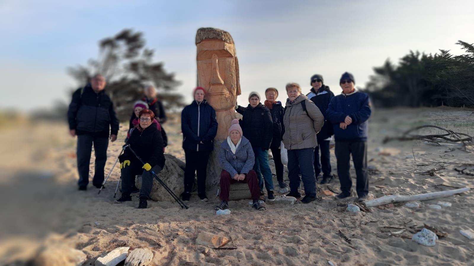 Photo du groupe 1 devant le Totem de la plage le 15